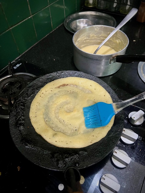 Step 3.1: Drizzle oil around the edges and cook till the base turns crisp and golden