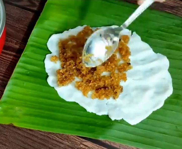 Step 3.1: Place 2 tablespoons of prepared jaggery filling over this and spread uniformly