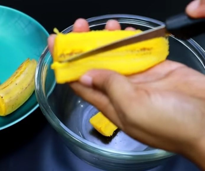 Step 2.1: Peel the bananas and remove the seeds