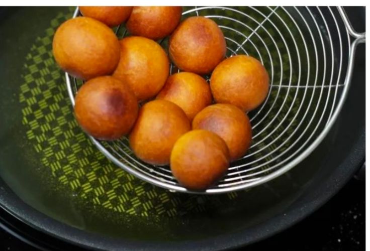 Step 3.1: Drain and transfer the jamuns into the hot sugar syrup