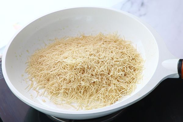 Step 1.1: Add vermicelli to the pan