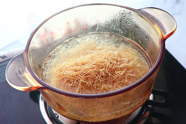 Step 1.1: Add roasted vermicelli to the boiling water and give a quick mix