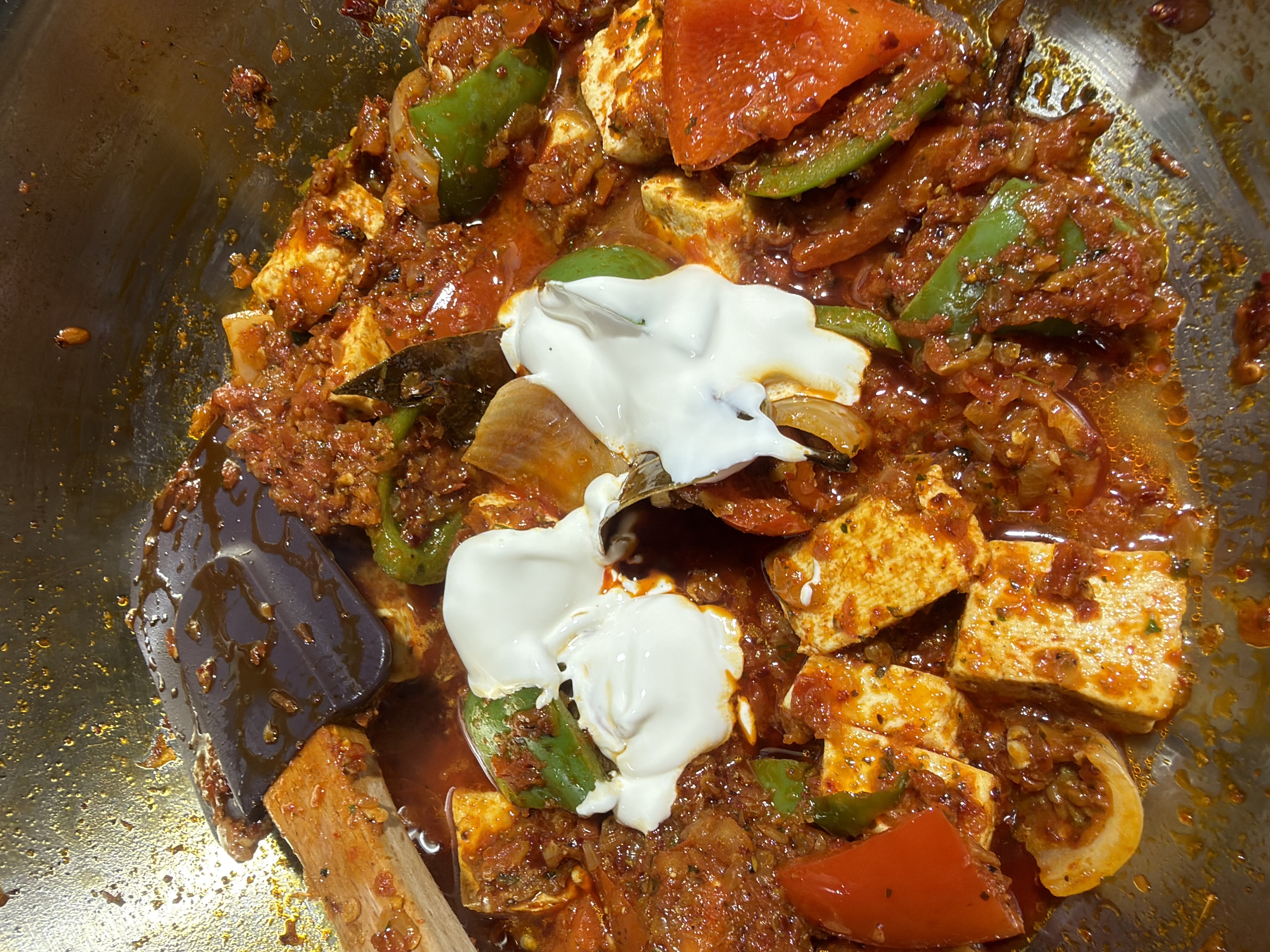 Step 4.2: Pour in the remaining hot water and add fresh cream, if using