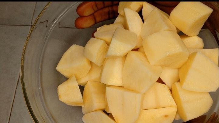 Step 1.2: In a separate bowl slice the potatoes into quarters