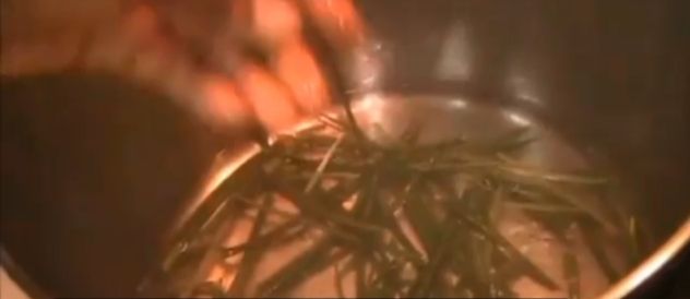 Step 5.1: When the water in the pot starts boiling, add a base to support the wraps (you can use the Uma leaf stalks or a stainless-steel base)