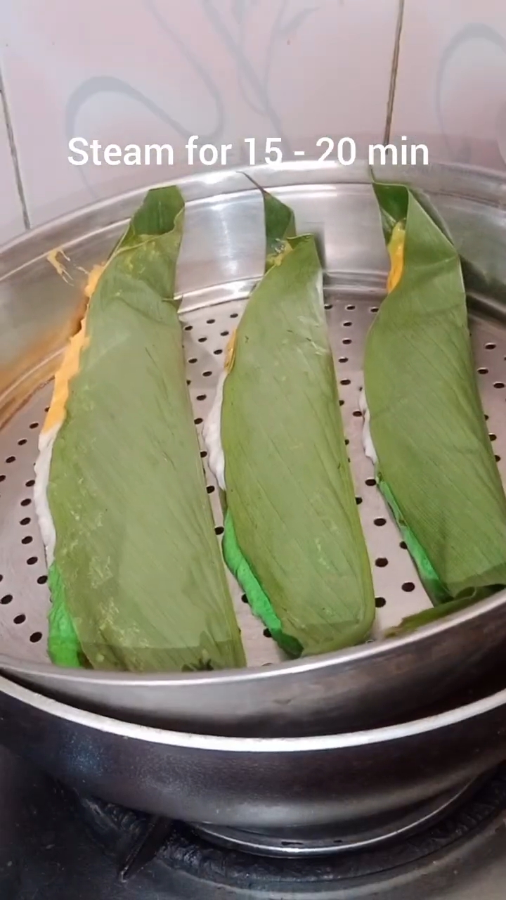 Step 3.1: Steam the folded leaves for 15-20 minutes