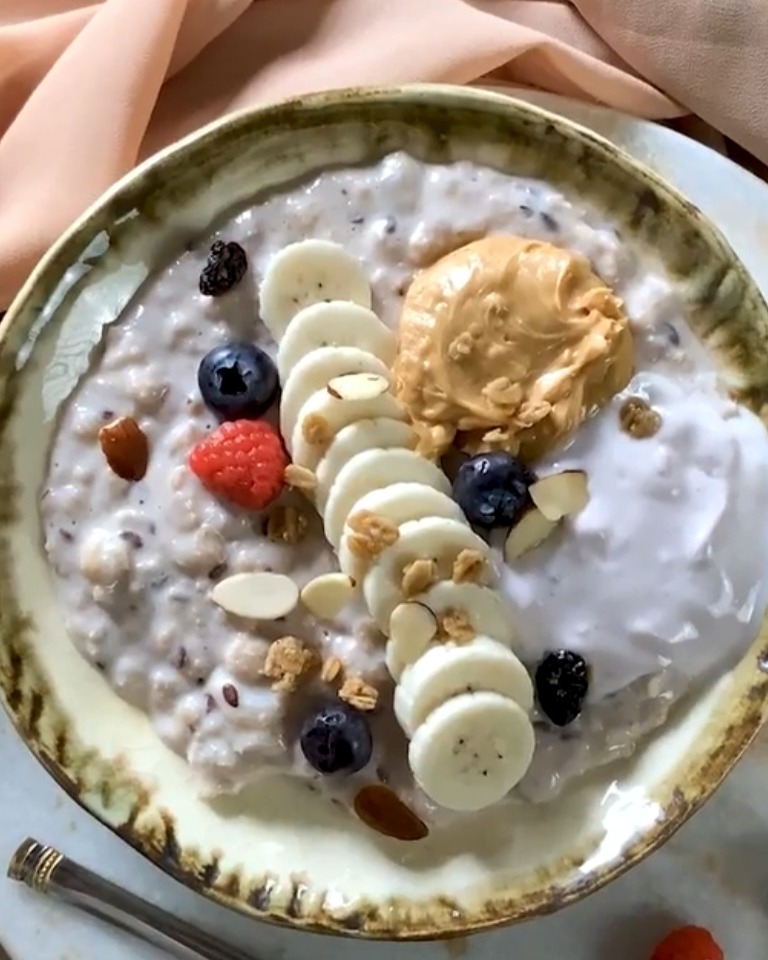 Banana Berry Oatmeal / Healthy breakfast bowl recipe