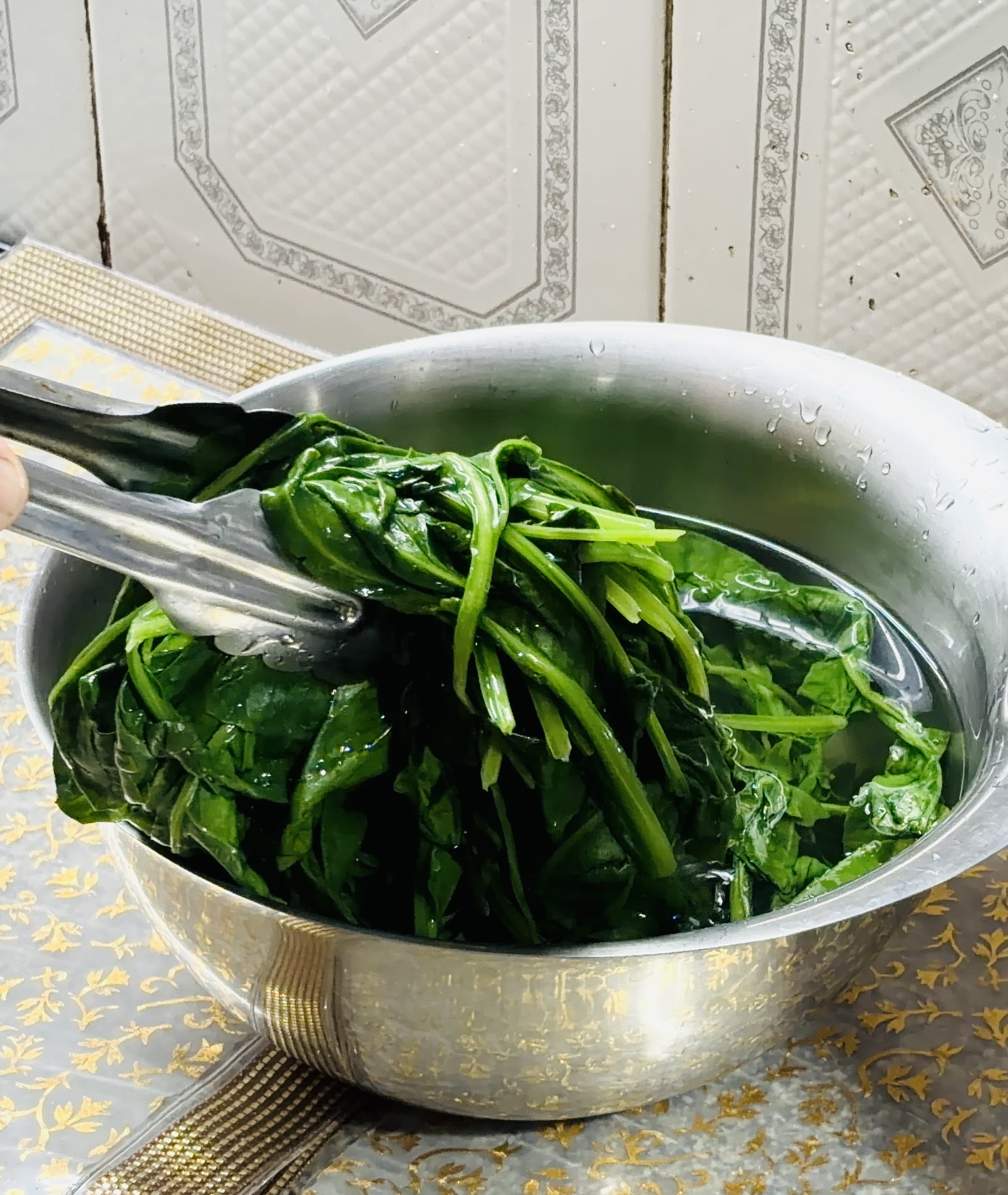 Step 2.2: Add the spinach leaves and blanch for only 30 seconds