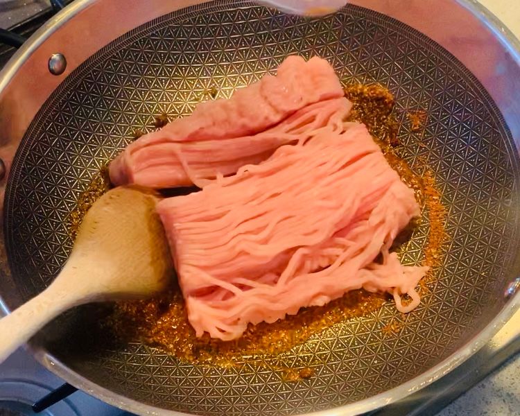 Step 1.1: Combine the spices and chicken mince, stirring well