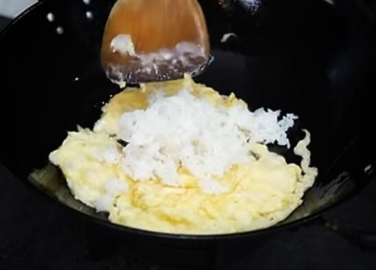 Step 1.1: Turn the flame high and add the cooked and cooled rice