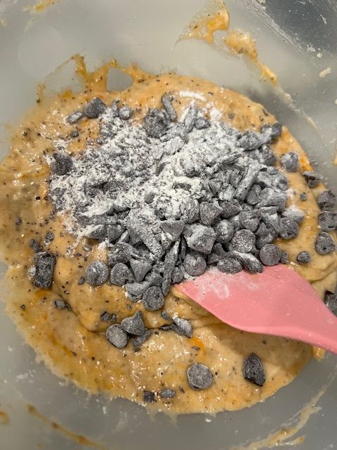 Step 5.1: Fold in the floured chocolate chips
