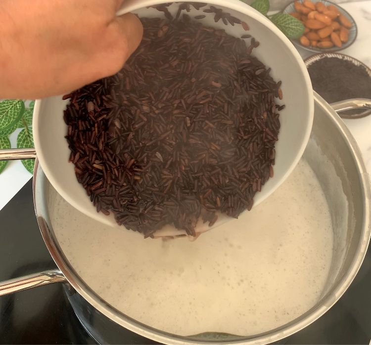 Step 1.1: Add the soaked rice to the milk and allow it to boil for 4-5 minutes