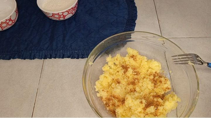Step 2.1: Add in your mixed spice/ tumeric powder and mix well