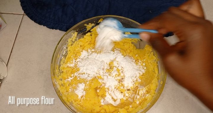 Step 1.3: Add in 1 tbsp of cornflour followed with a 1 tbsp of all purpose flour