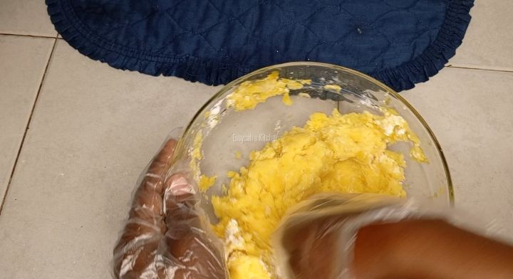 Step 1.2: Add in 1 tbsp of cornflour followed with a 1 tbsp of all purpose flour