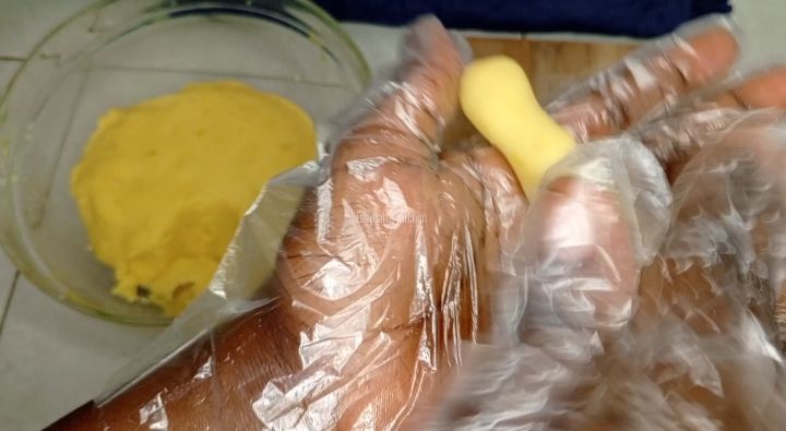 Step 1.3: In a flat surface roll and cut the mashed potatoes, giving a sausage like shape
