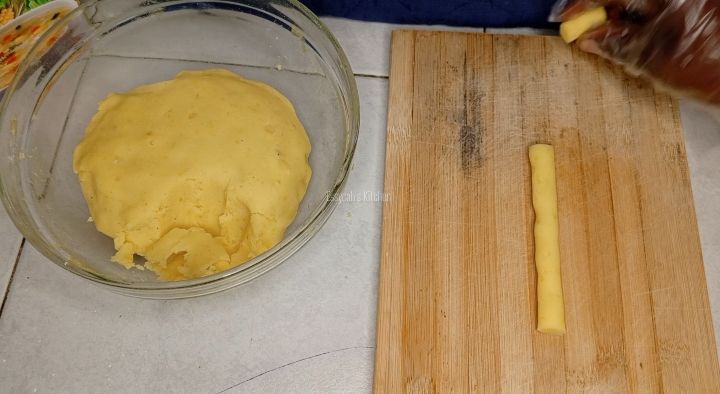 Step 1.2: In a flat surface roll and cut the mashed potatoes, giving a sausage like shape
