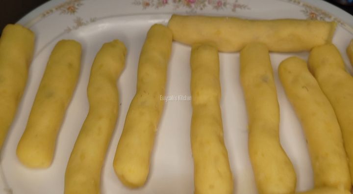 Step 1.1: In a flat surface roll and cut the mashed potatoes, giving a sausage like shape