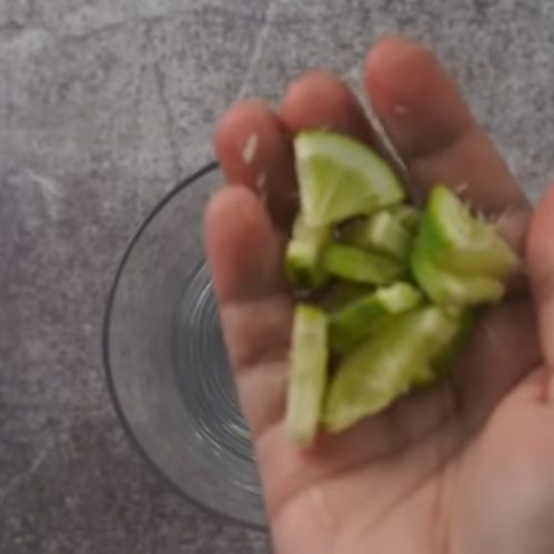 Step 1.1: Take a glass add 2tbsp lemon peice
