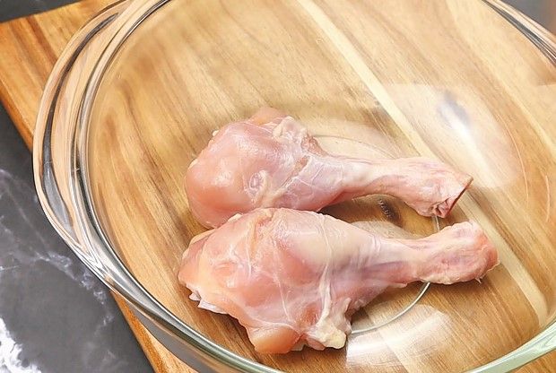 Step 1.1: Start by slitting the chicken drumsticks, making a few deep cuts so the marinade seeps in, giving you a juicy and flavorful chicken leg fry
