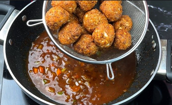 Step 2.1: Add the fried manchurian balls to the sauce