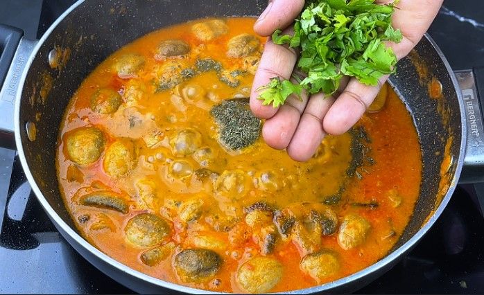 Step 9.3: After 10 minutes, open the lid and add garam masala, kasuri methi, and chopped coriander leaves