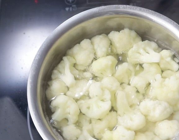 Step 1.4: Add cauliflower florets and boil for 3-5 minutes until tender but not mushy