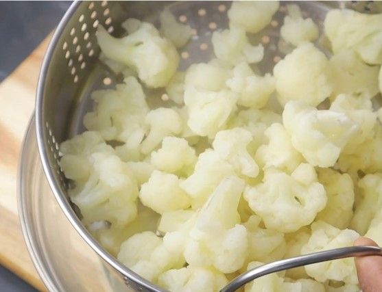Step 1.2: Turn off the stove and drain the cauliflower florets using a strainer