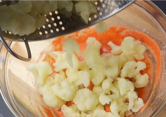 Step 3.1: Add boiled cauliflower florets to the batter and coat well