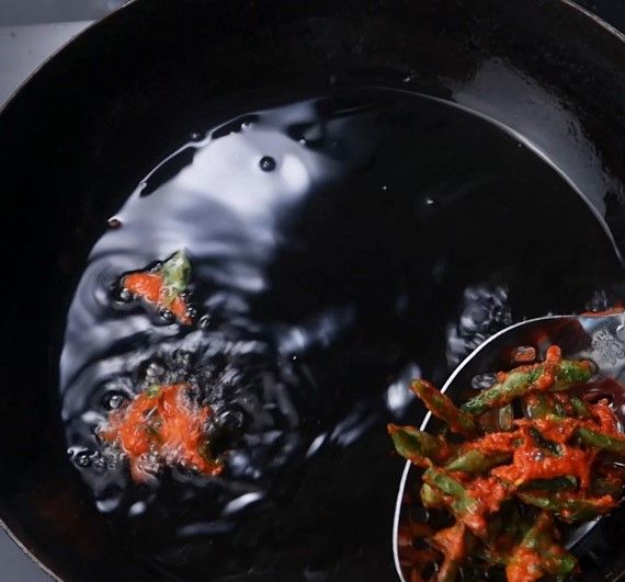 Step 3.3: Deep fry curry leaves and slit green chilies coat with the last batch of batter