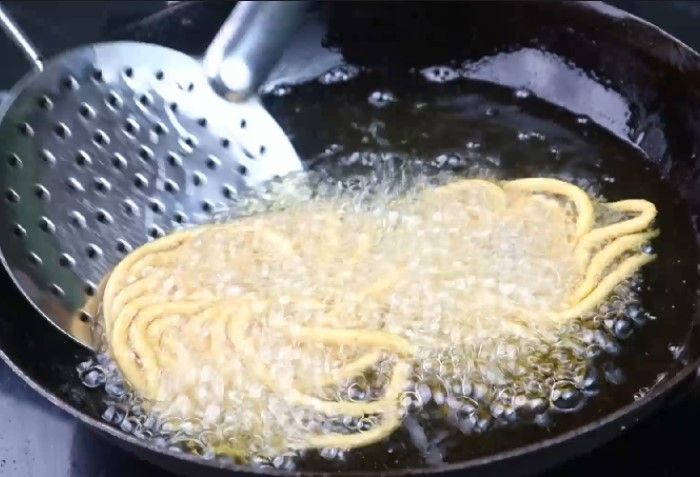 Step 4.2: Heat oil in a deep frying pan on medium heat