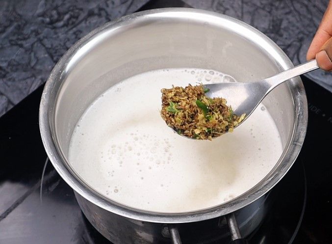 Step 4.2: Add the prepared spice mixture and boil for another 5 minutes until the soup starts thickening