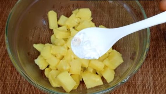 Step 1.2: You can divide the portion into two bowls and add in tablespoon of cornflour and gently mix completely
