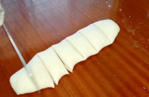 Step 1.3: Cut the dough into 7 balls ,and thin roll them in circular shape