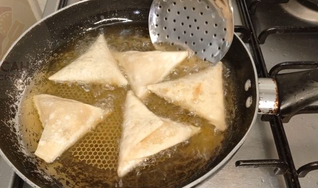 Step 1.3: Pocket fill them and not Overstuff them and deep fry them for 3 -4 mins under high medium heat