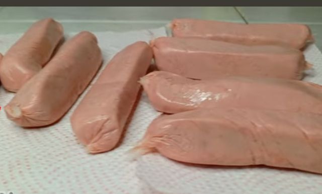 Step 1.2: If the sausages are refrigerated, take them out 10–15 minutes before frying to bring them to room temperature