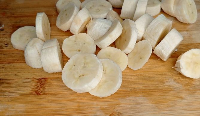 Step 1.1: Peel and slice the bananas