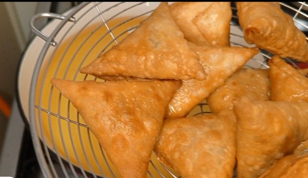 Step 2.1: Heat cooking oil in a deep pan and fry the samosas until golden brown and crispy