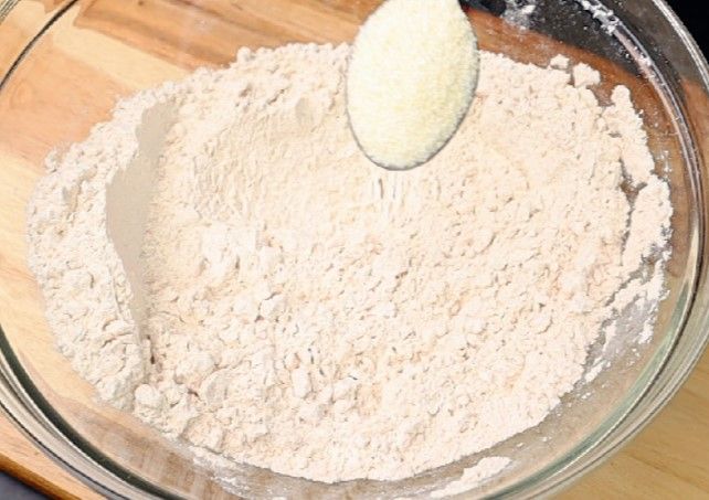 Step 2.1: Add sooji and mix well