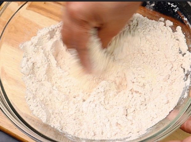 Step 2.2: Add sooji and mix well