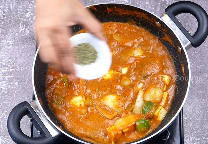 Step 4.1: Add kasuri methi and finely chopped coriander leaves