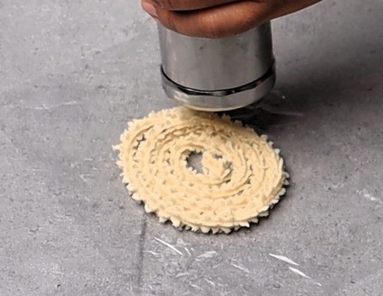 Step 2.1: On a ziplock cover, gently press and make spiral shapes
