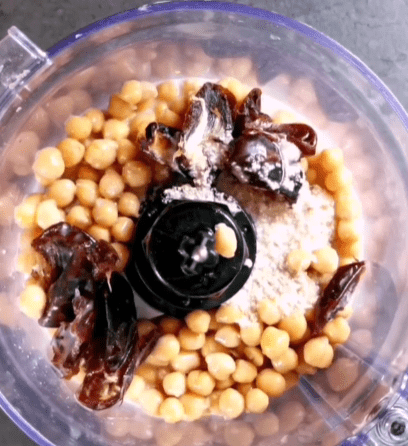 Step 1.1: Blend the chickpeas, dattes, maple sirup, and milk until smooth