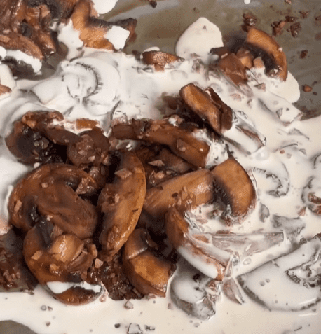 Step 1.1: Stir in light whipping cream, garlic powder, and ¼ cup of pasta water