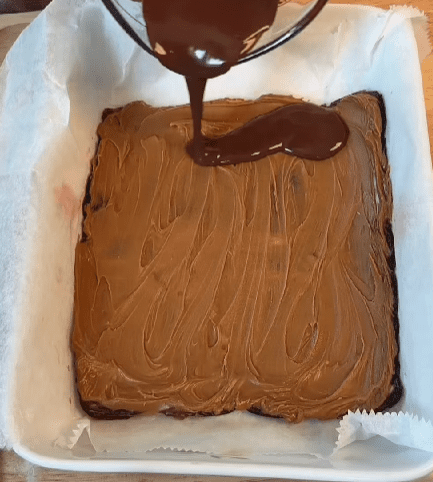 Step 1.1: Melt the chocolate and pour it over the cookie butter layer