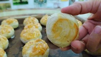 Step 4.1: Brush with egg wash, sprinkle sesame seeds, and bake at 190°C for 35 minutes or until golden brown