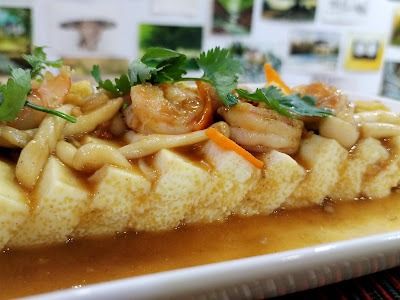 Step 2.1: Thicken the sauce with the flour solution and pour over the steamed egg tofu with the mushrooms and the shrimps