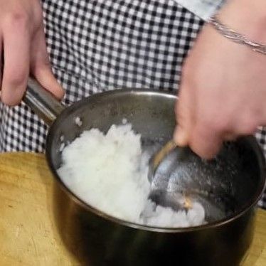 Step 1.1: Pour the sugar, a little salt & apple cider vinegar over the rice & mix through with a fork