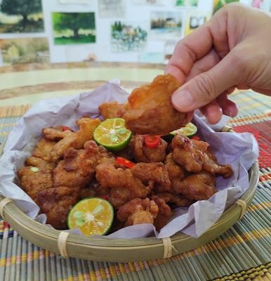 Step 3.1: Place the fried pork slices onto a plate and squeeze some calamansi juice on top before serving