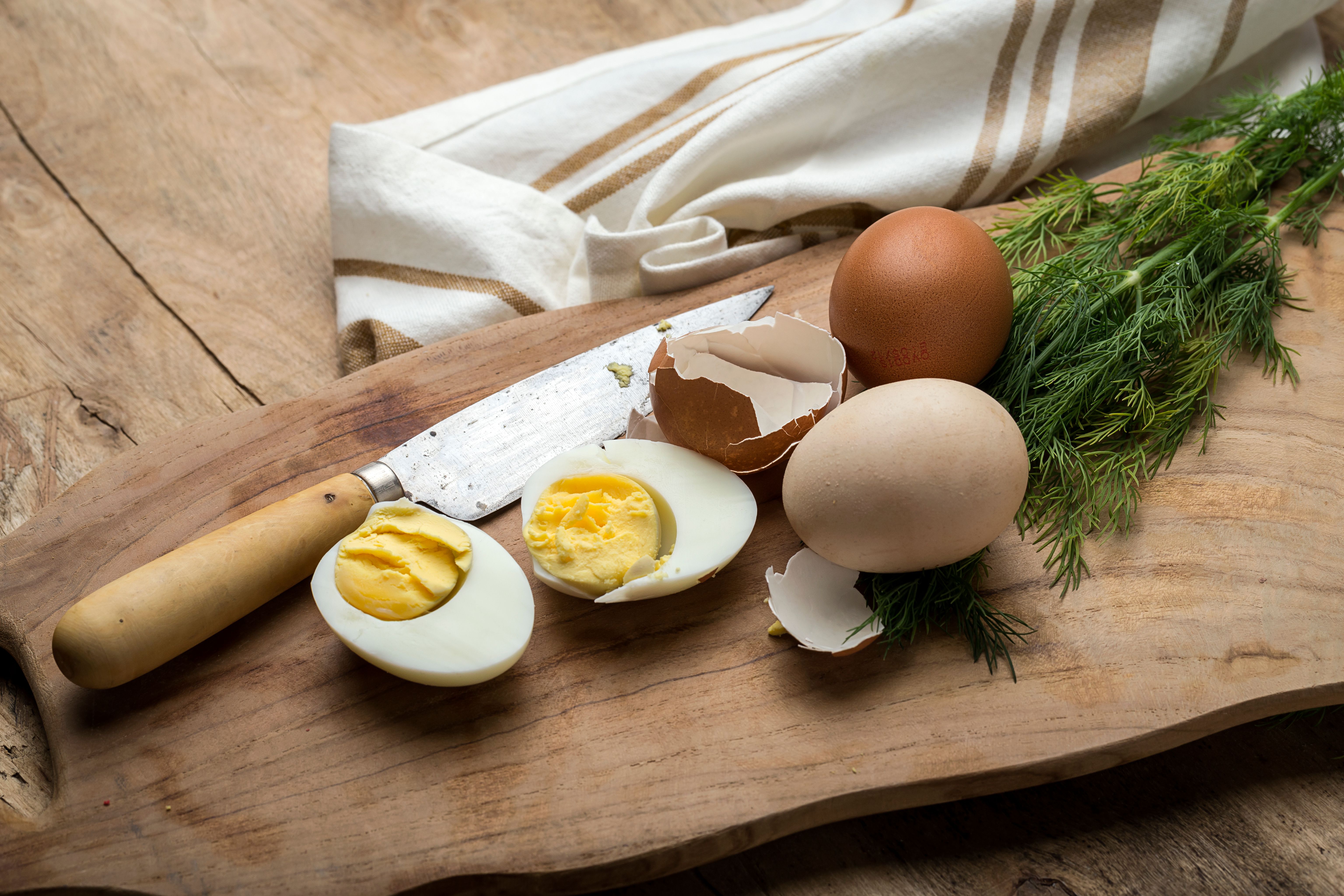 baked-eggs-wooden-background.